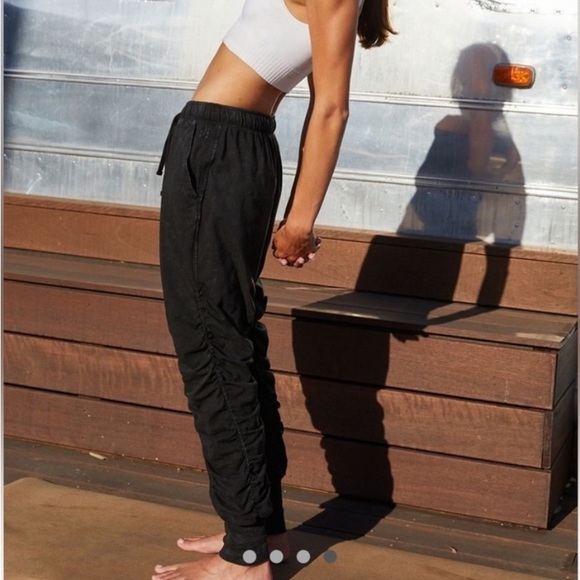 Free People Hot Shot Shirred Pants Size XS Color Black - Picture 1 of 3